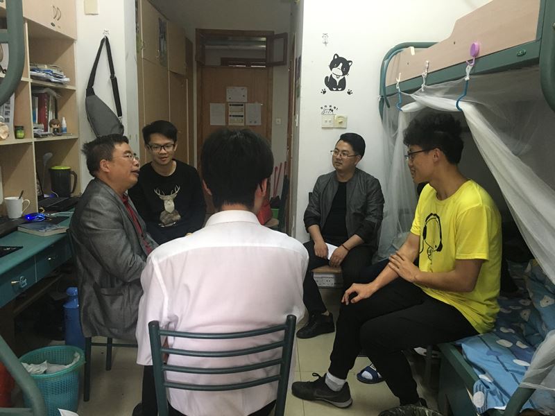 公司领导走寝室.jpg 公司领导走寝室.jpg