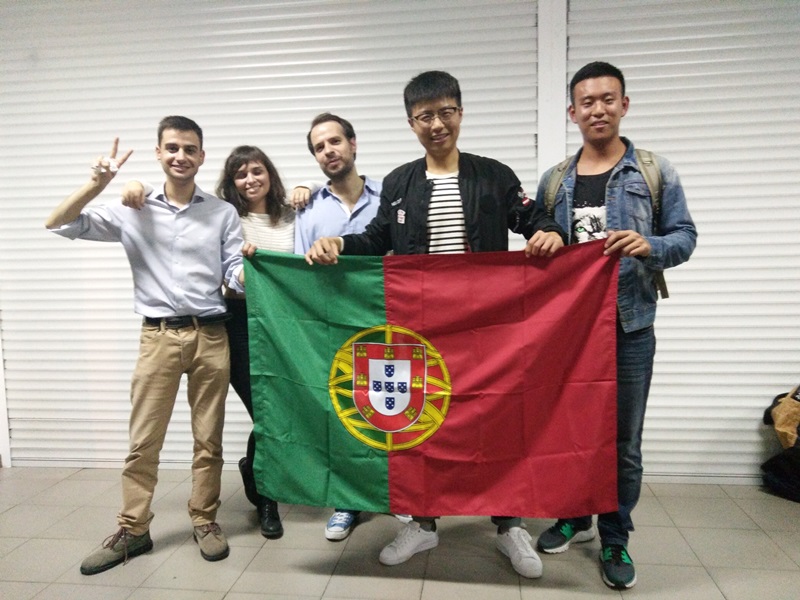 党小组同学和孔子学院员工会成员合影留念.jpg 党小组同学和孔子学院员工会成员合影留念.jpg