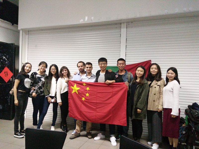党小组同学和孔子学院员工会成员合影留念1.jpg 党小组同学和孔子学院员工会成员合影留念1.jpg
